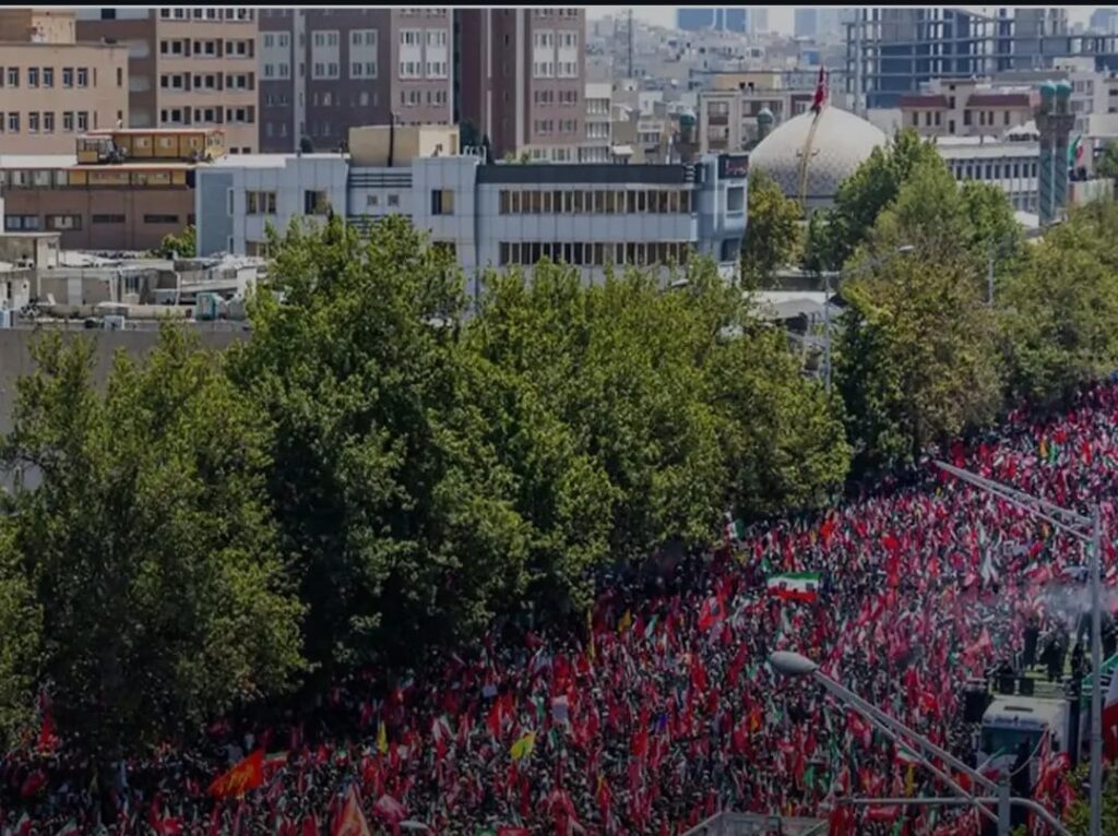 Ribuan orang berkumpul di halaman grand mosalla teheran catrawarta Ribuan orang berkumpul di halaman grand mosalla teheran